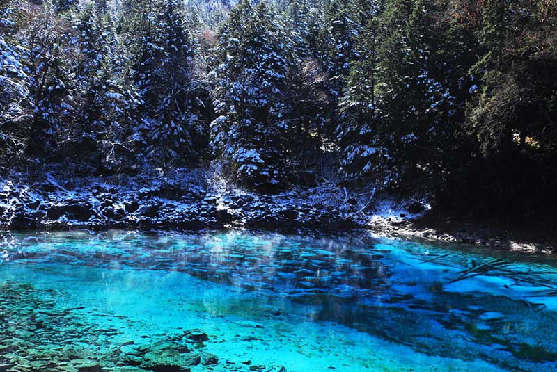 九寨溝旅遊穿衣指南：四季實用穿搭與裝備全解析