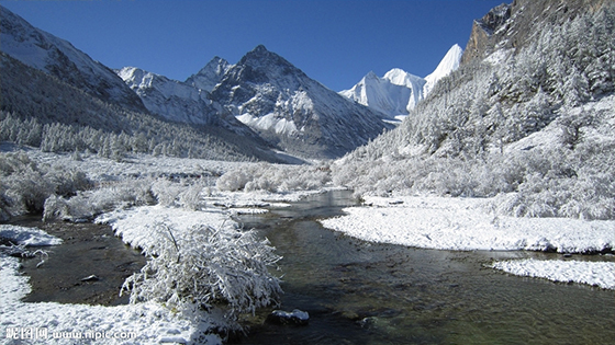 🌄 草原、雪山、藏寨都適用的川西旅遊服裝攻略